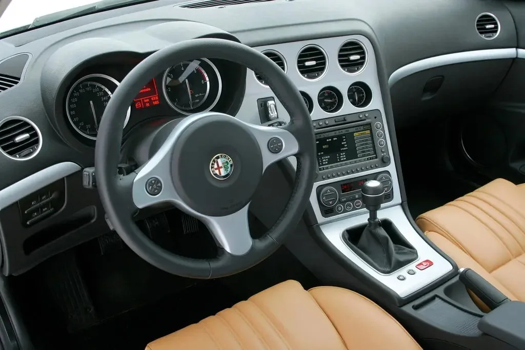 Фото Alfa Romeo 159 (2009) — передняя панель. Архитектура передней панели: экраны, дефлекторы и отделка Alfa Romeo 159 (2009) — передняя панель