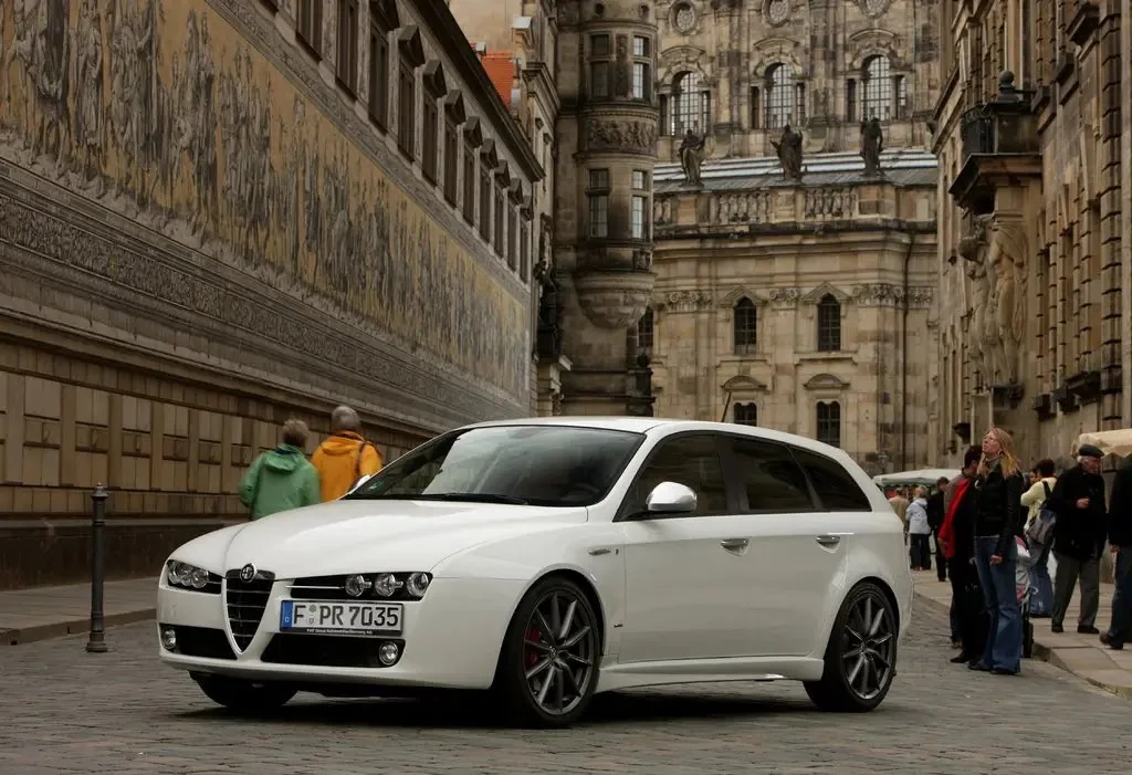 Фото Alfa Romeo 159 (2009) — внешний вид, фото 3. Кузов снаружи: пропорции и линии Alfa Romeo 159 (2009) — внешний вид, фото 3