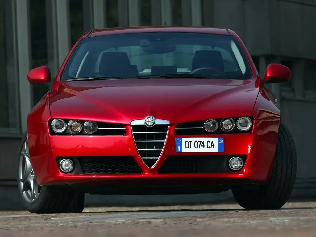 Фото Alfa Romeo 159 (2009) — вид спереди, фото 2. Передняя часть крупно: рисунок ходовых огней и воздухозаборники Alfa Romeo 159 (2009) — вид спереди, фото 2