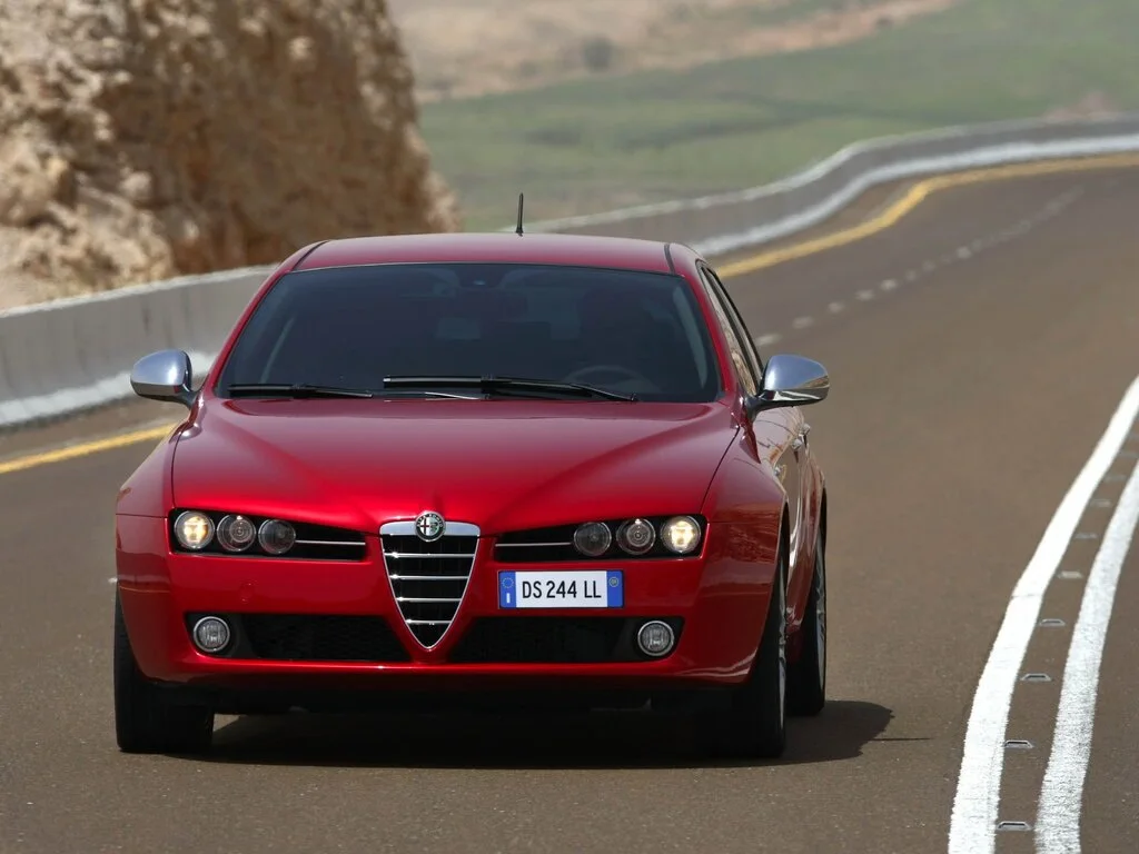 Фото Alfa Romeo 159 (2009) — вид спереди, фото 3. Три четверти спереди: видно и «лицо», и профиль разом Alfa Romeo 159 (2009) — вид спереди, фото 3