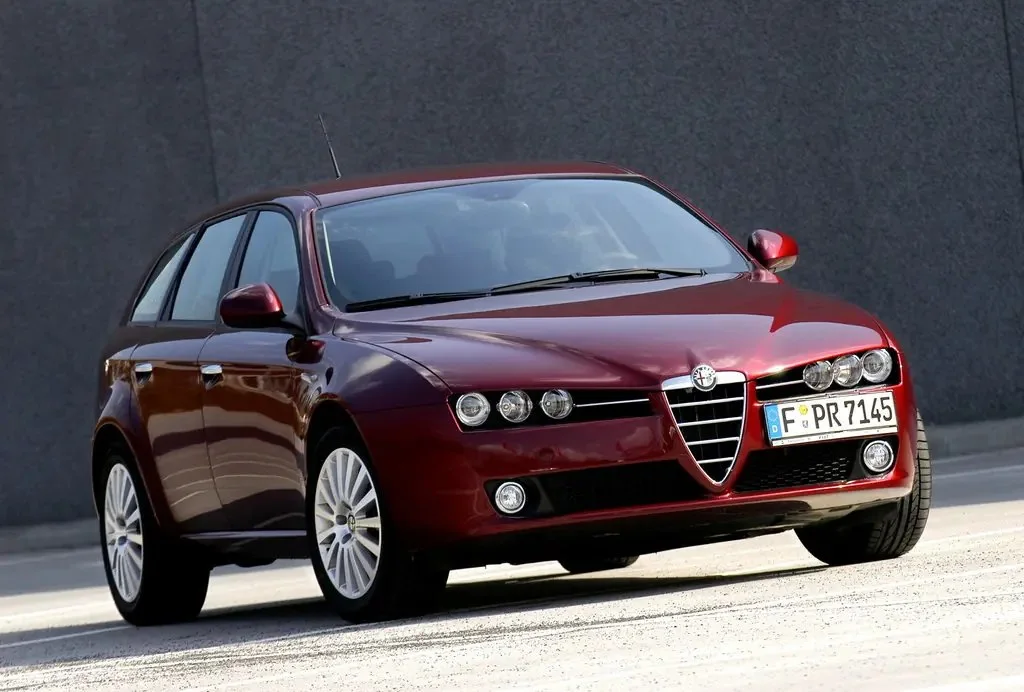 Фото Alfa Romeo 159 (2009) — вид спереди, фото 4. Анфас: решётка, форма фар и бампер — по ним модель и узнают на дороге Alfa Romeo 159 (2009) — вид спереди, фото 4