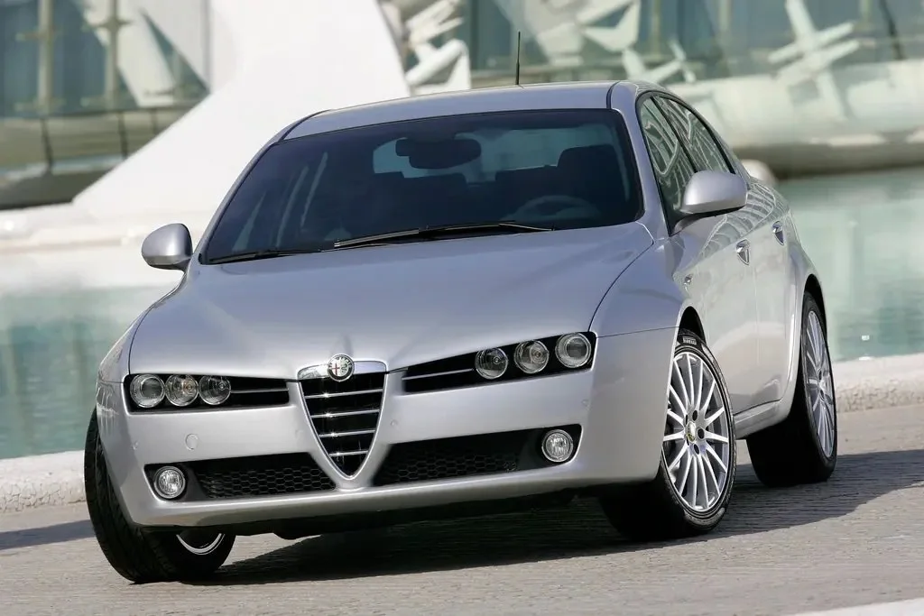 Фото Alfa Romeo 159 (2009) — вид спереди, фото 5. Передняя часть крупно: рисунок ходовых огней и воздухозаборники Alfa Romeo 159 (2009) — вид спереди, фото 5