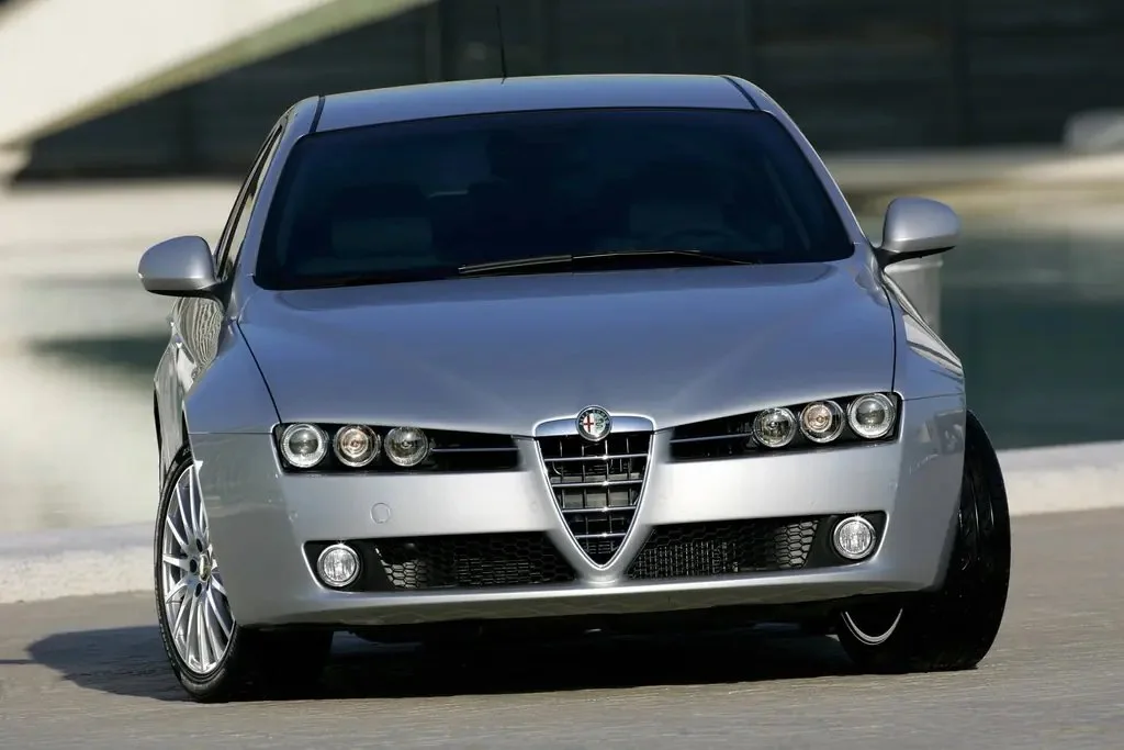 Фото Alfa Romeo 159 (2009) — вид спереди, фото 6. Три четверти спереди: видно и «лицо», и профиль разом Alfa Romeo 159 (2009) — вид спереди, фото 6