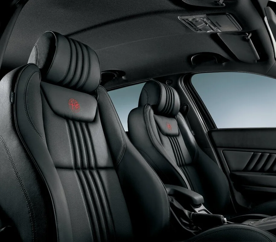 Фото Alfa Romeo 159 (2009) — передние сиденья. Передние кресла: профиль спинки, подушка и отделка Alfa Romeo 159 (2009) — передние сиденья
