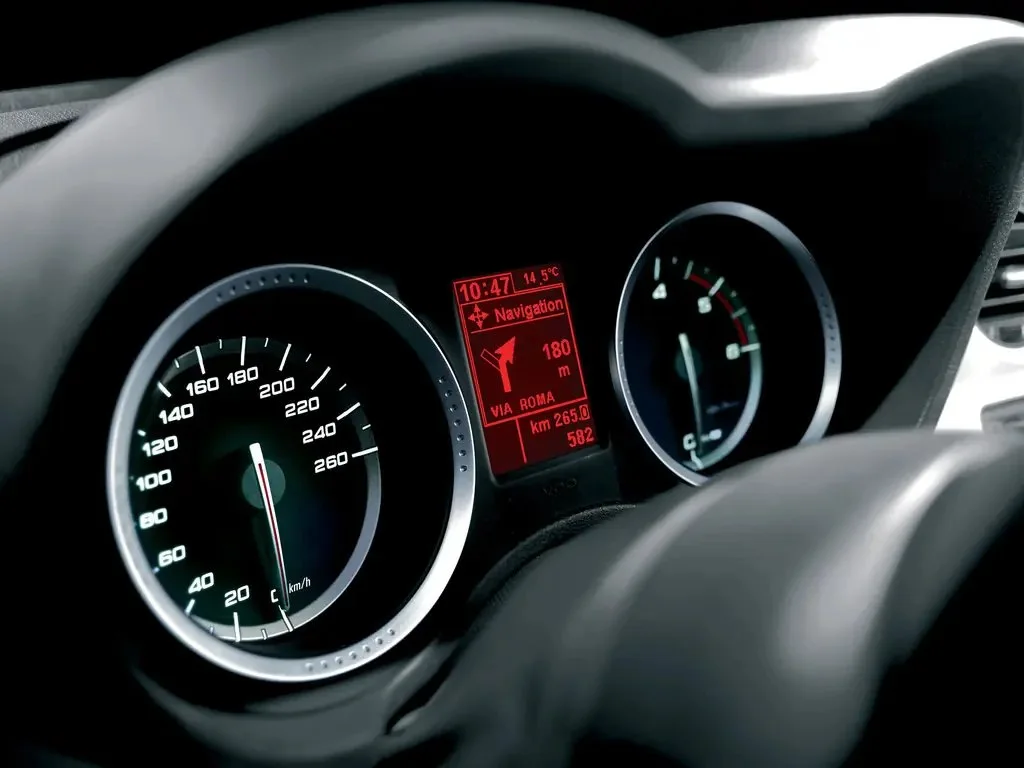 Фото Alfa Romeo 159 (2009) — приборная панель. Цифровые приборы за рулём — то, что видит водитель Alfa Romeo 159 (2009) — приборная панель