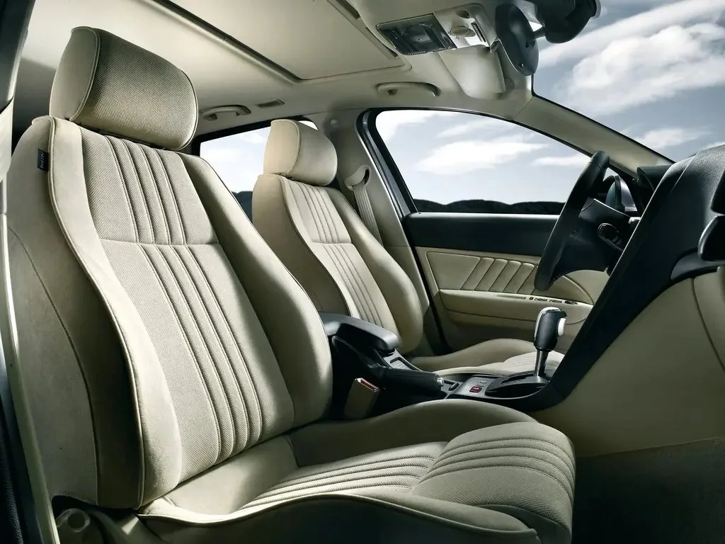 Фото Alfa Romeo 159 (2009) — интерьер. Общий план салона: панель, консоль и передние кресла Alfa Romeo 159 (2009) — интерьер