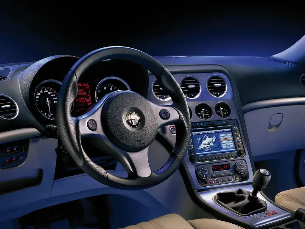 Фото Alfa Romeo 159 (2009) — интерьер, фото 2. Салон целиком: как расставлены кресла и что под рукой у водителя Alfa Romeo 159 (2009) — интерьер, фото 2