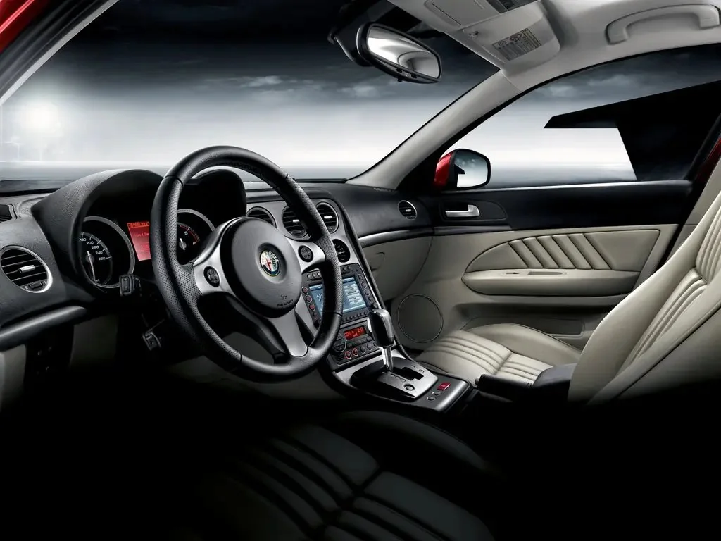 Фото Alfa Romeo 159 (2009) — интерьер, фото 3. Обзор салона: отделка, стыки панелей и рабочее место водителя Alfa Romeo 159 (2009) — интерьер, фото 3