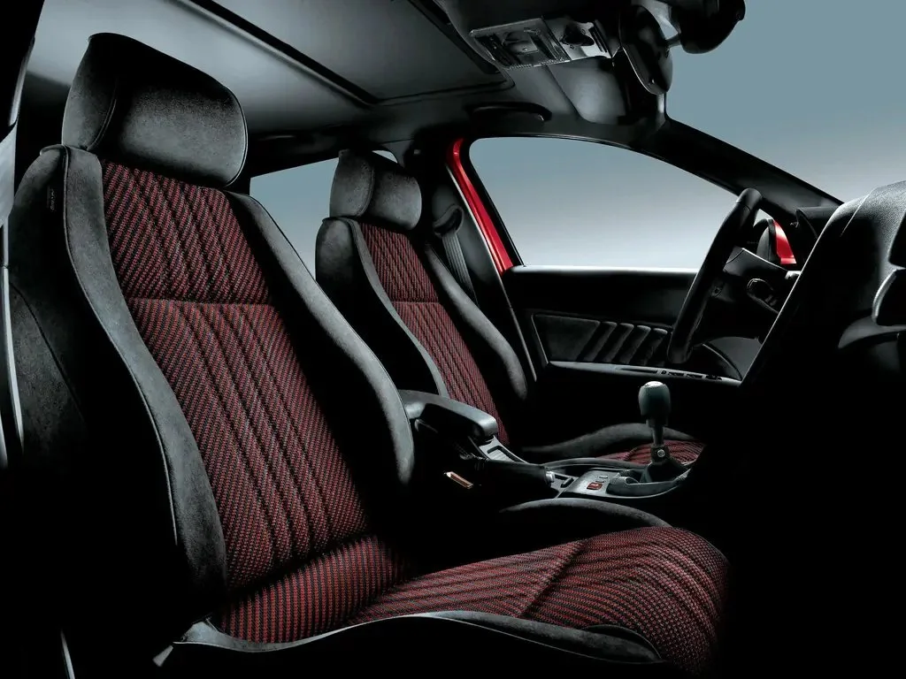 Фото Alfa Romeo 159 (2009) — интерьер, фото 4. Общий план салона: панель, консоль и передние кресла Alfa Romeo 159 (2009) — интерьер, фото 4