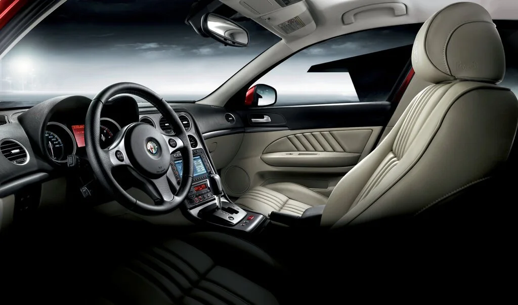 Фото Alfa Romeo 159 (2009) — интерьер, фото 5. Салон целиком: как расставлены кресла и что под рукой у водителя Alfa Romeo 159 (2009) — интерьер, фото 5