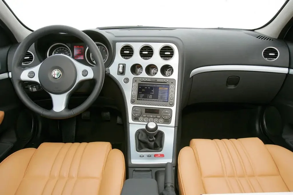 Фото Alfa Romeo 159 (2009) — интерьер, фото 7. Общий план салона: панель, консоль и передние кресла Alfa Romeo 159 (2009) — интерьер, фото 7