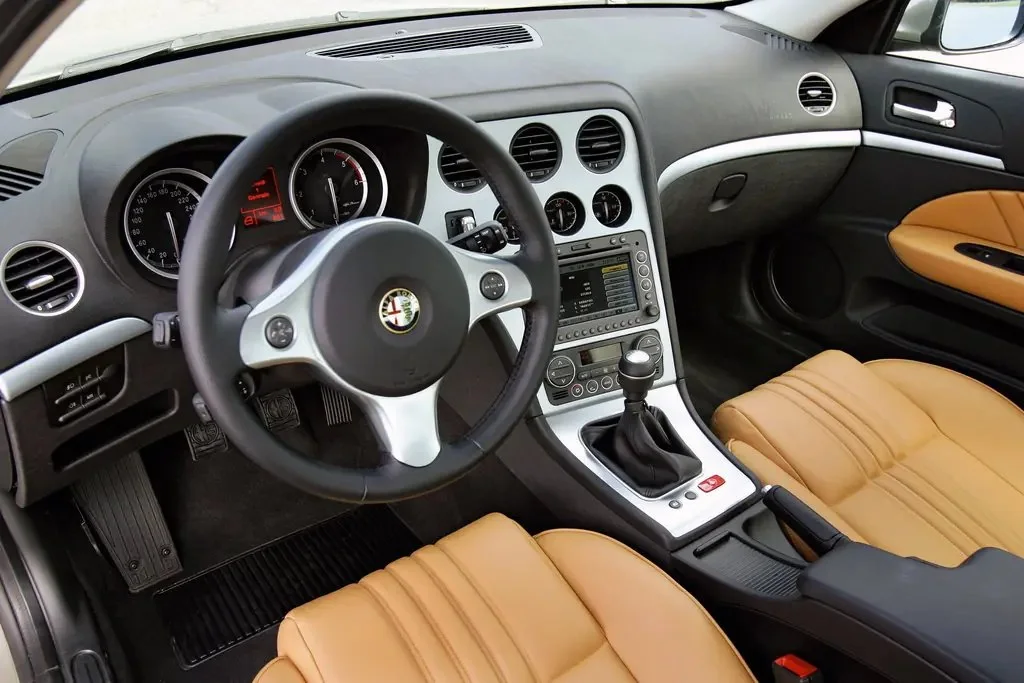 Фото Alfa Romeo 159 (2009) — интерьер, фото 8. Салон целиком: как расставлены кресла и что под рукой у водителя Alfa Romeo 159 (2009) — интерьер, фото 8