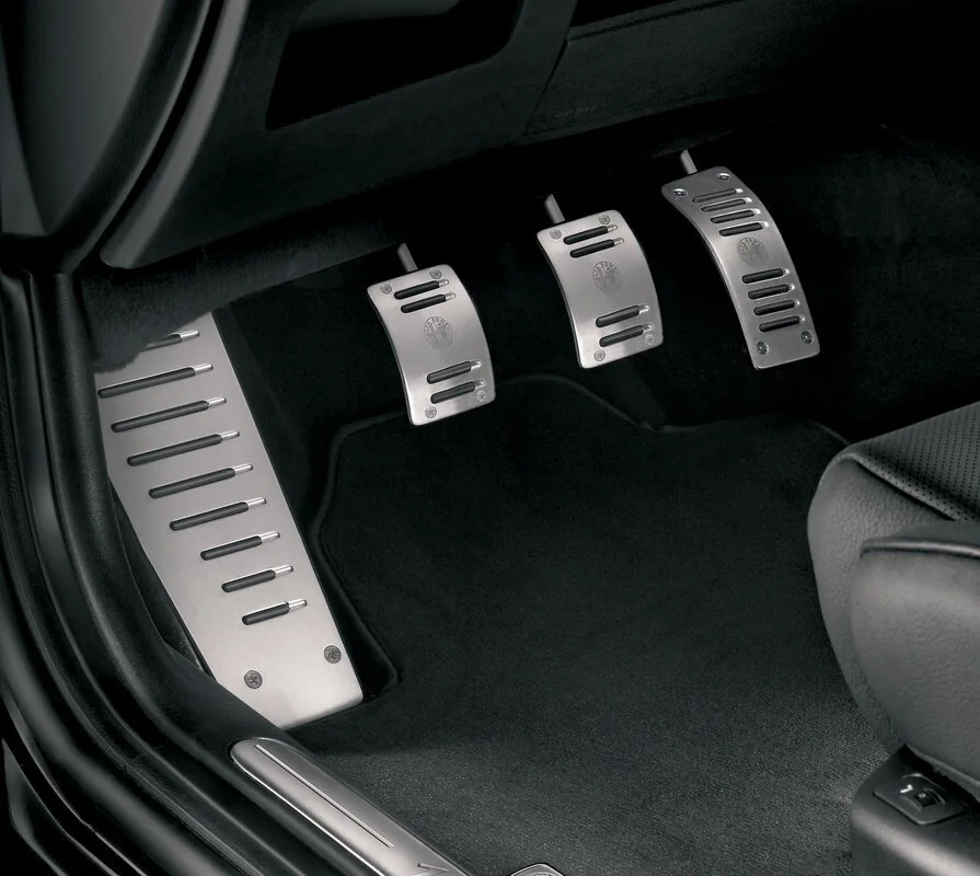 Фото Alfa Romeo 159 (2009) — педальный узел. Педали и площадка для отдыха левой ноги Alfa Romeo 159 (2009) — педальный узел