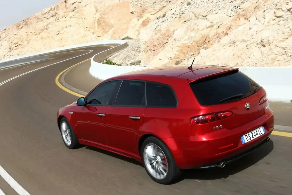 Фото Alfa Romeo 159 (2009) — вид сзади, фото 3. Сзади-сбоку: свес кормы и стойка пятой двери Alfa Romeo 159 (2009) — вид сзади, фото 3