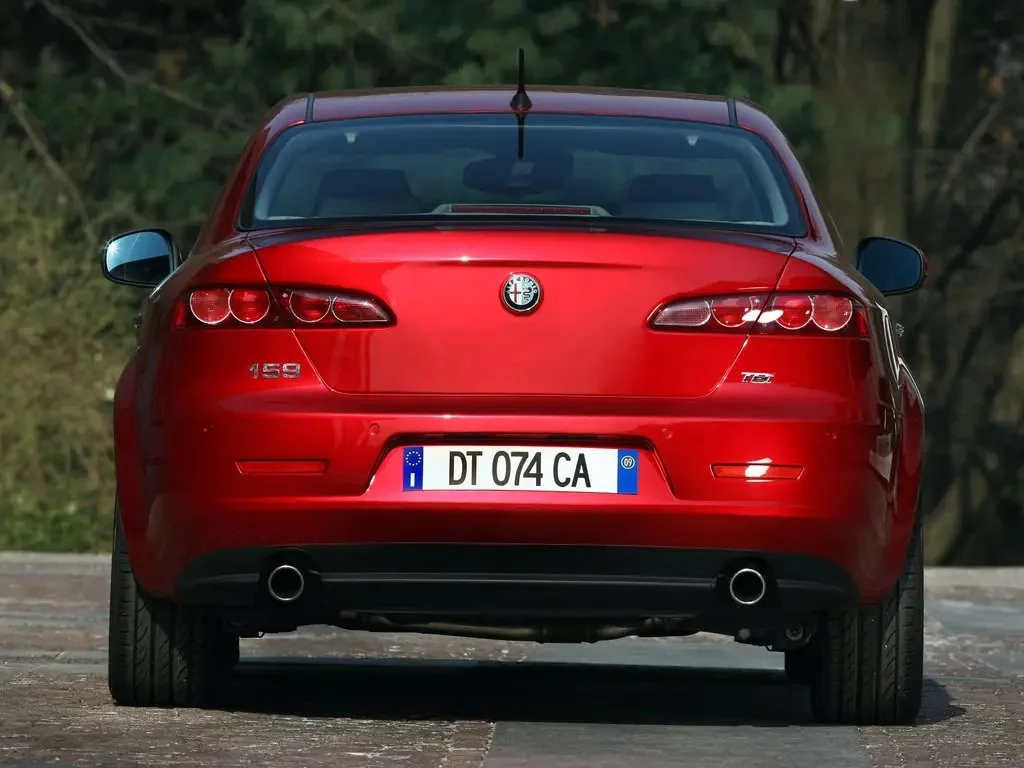 Фото Alfa Romeo 159 (2009) — вид сзади, фото 4. Корма: рисунок фонарей, бампер и оформление пятой двери Alfa Romeo 159 (2009) — вид сзади, фото 4