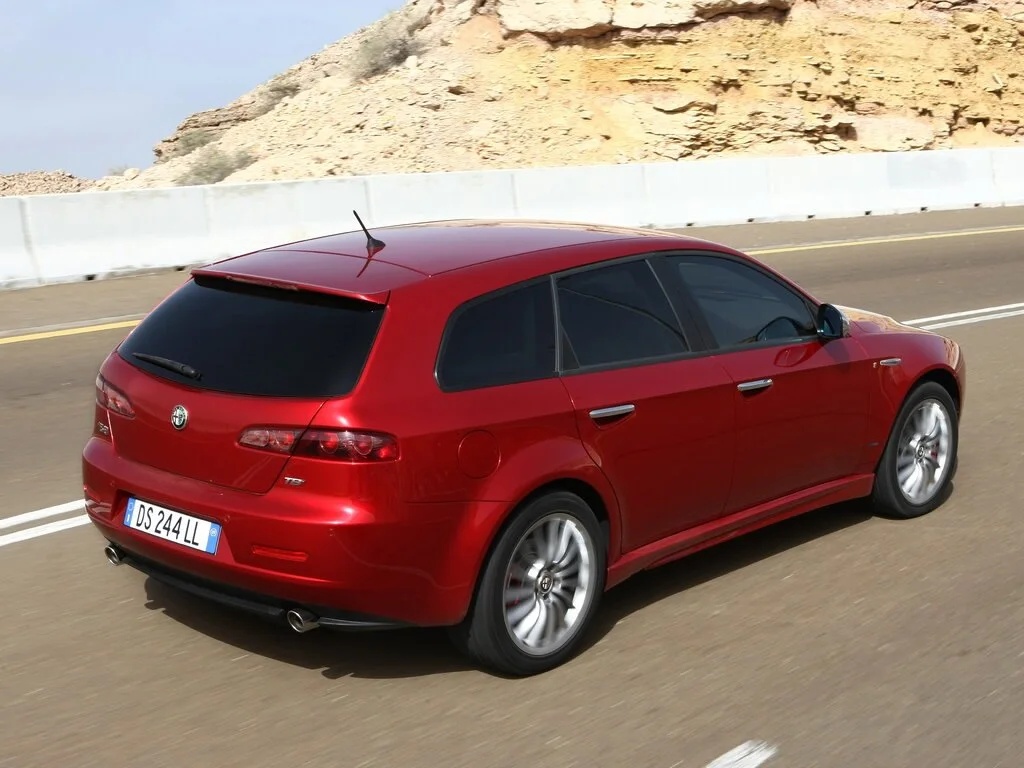 Фото Alfa Romeo 159 (2009) — вид сзади, фото 6. Сзади-сбоку: свес кормы и стойка пятой двери Alfa Romeo 159 (2009) — вид сзади, фото 6