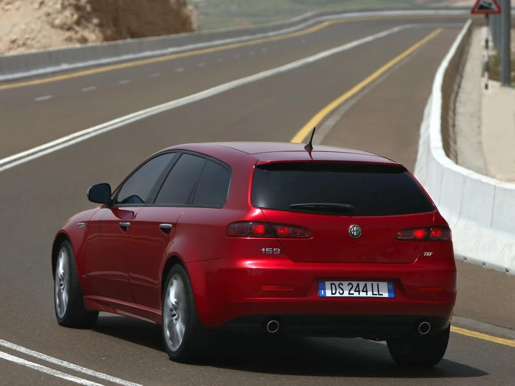 Фото Alfa Romeo 159 (2009) — вид сзади, фото 7. Корма: рисунок фонарей, бампер и оформление пятой двери Alfa Romeo 159 (2009) — вид сзади, фото 7