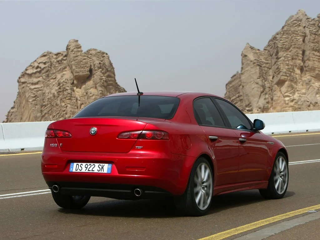 Фото Alfa Romeo 159 (2009) — вид сзади, фото 8. Задняя часть крупно: ширина кормы и выпускная система Alfa Romeo 159 (2009) — вид сзади, фото 8