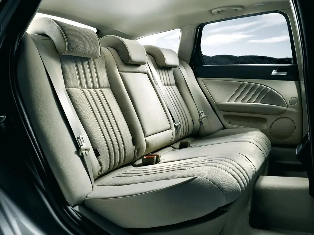 Фото Alfa Romeo 159 (2009) — второй ряд. Второй ряд: посадка, подлокотник и запас места Alfa Romeo 159 (2009) — второй ряд