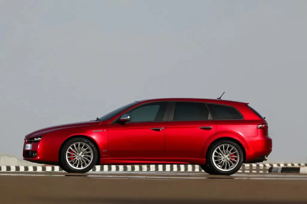 Фото Alfa Romeo 159 (2009) — вид сбоку, фото 2. Вид сбоку целиком: колёсная база и размер арок Alfa Romeo 159 (2009) — вид сбоку, фото 2