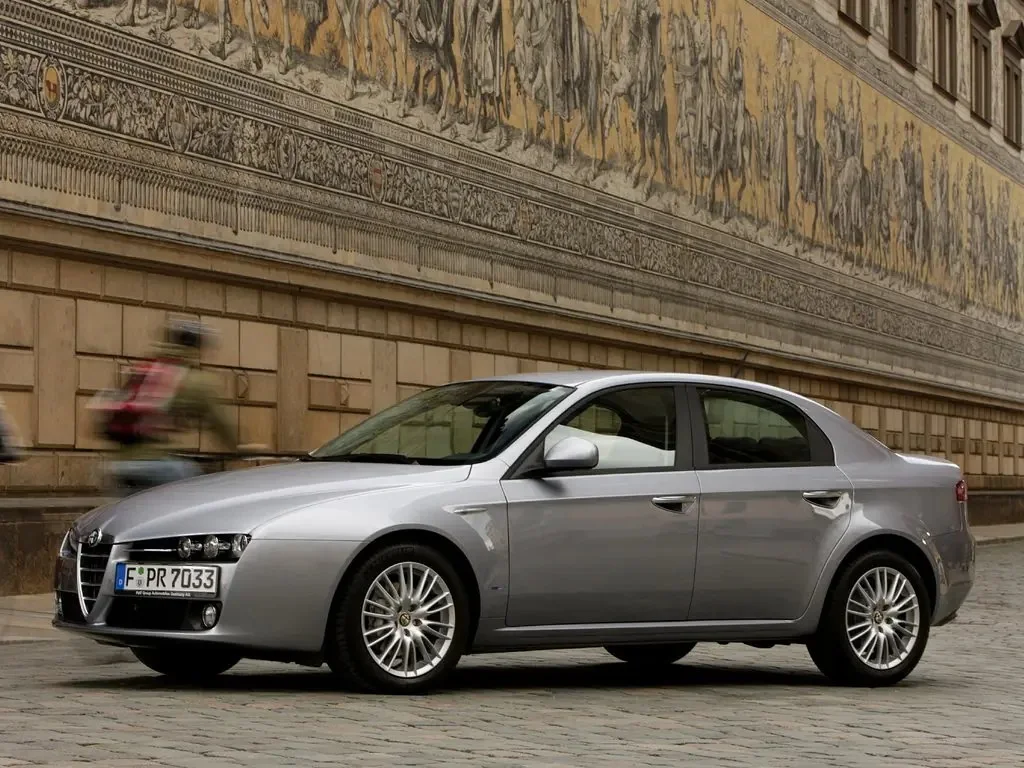 Фото Alfa Romeo 159 (2009) — вид сбоку, фото 3. Профиль в движении: пропорции кузова на ходу Alfa Romeo 159 (2009) — вид сбоку, фото 3
