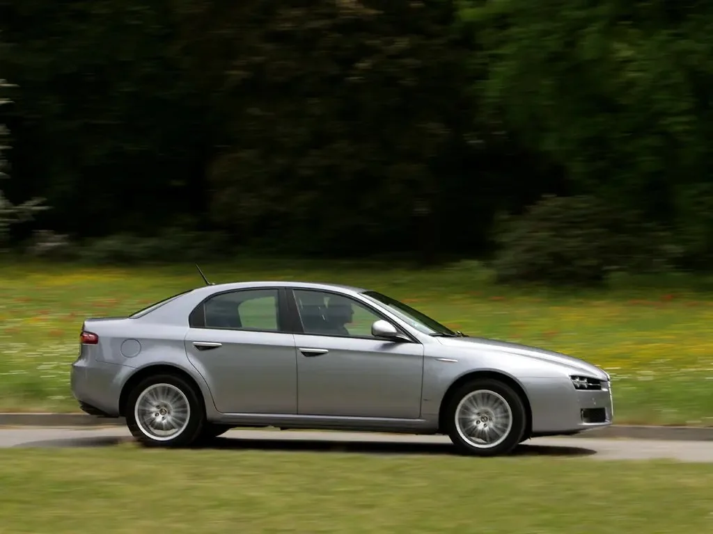 Фото Alfa Romeo 159 (2009) — вид сбоку, фото 4. Профиль: длина кузова, линия крыши и посадка на колёсах Alfa Romeo 159 (2009) — вид сбоку, фото 4