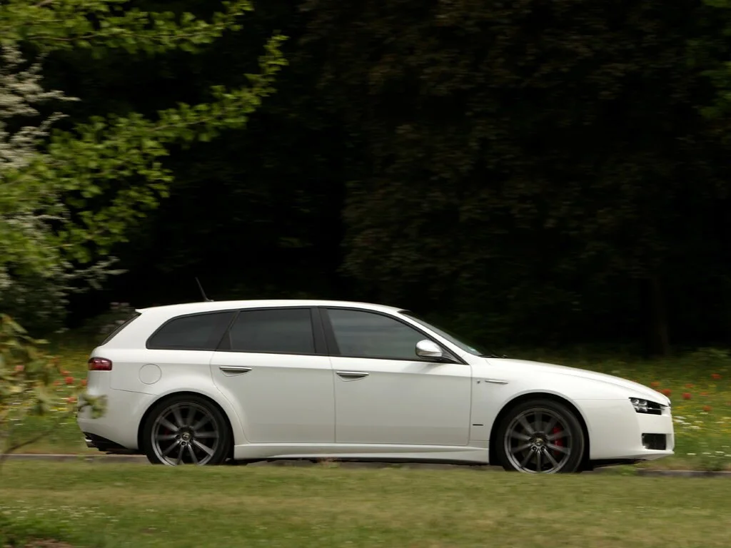Фото Alfa Romeo 159 (2009) — вид сбоку, фото 5. Вид сбоку целиком: колёсная база и размер арок Alfa Romeo 159 (2009) — вид сбоку, фото 5