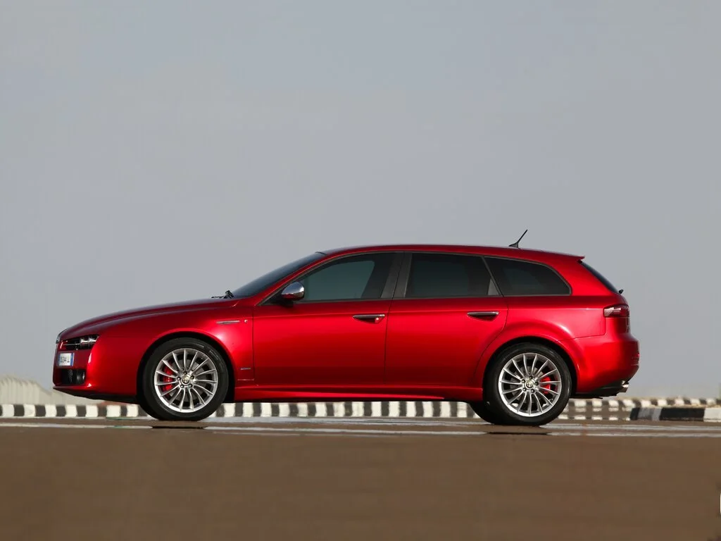 Фото Alfa Romeo 159 (2009) — вид сбоку, фото 6. Профиль в движении: пропорции кузова на ходу Alfa Romeo 159 (2009) — вид сбоку, фото 6