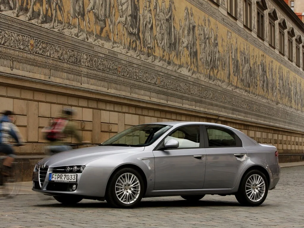 Фото Alfa Romeo 159 (2009) — вид сбоку, фото 7. Профиль: длина кузова, линия крыши и посадка на колёсах Alfa Romeo 159 (2009) — вид сбоку, фото 7