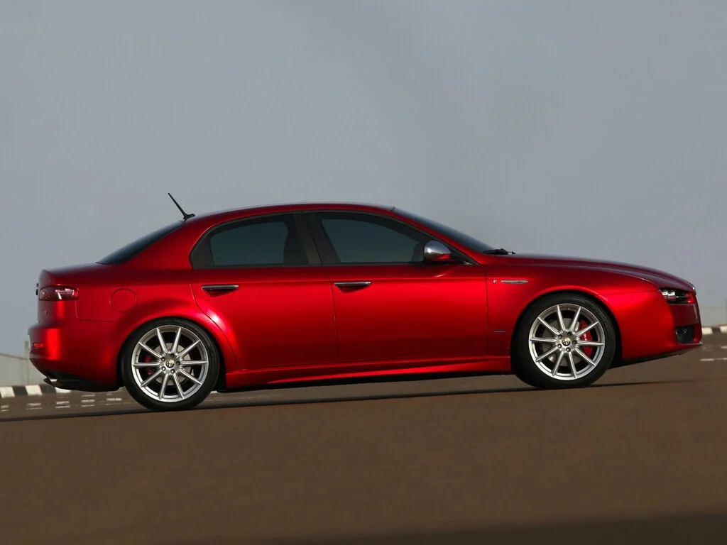 Фото Alfa Romeo 159 (2009) — вид сбоку, фото 8. Вид сбоку целиком: колёсная база и размер арок Alfa Romeo 159 (2009) — вид сбоку, фото 8