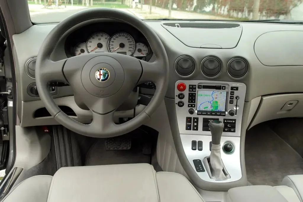 Фото Alfa Romeo 166 (2003) — передняя панель. Архитектура передней панели: экраны, дефлекторы и отделка Alfa Romeo 166 (2003) — передняя панель