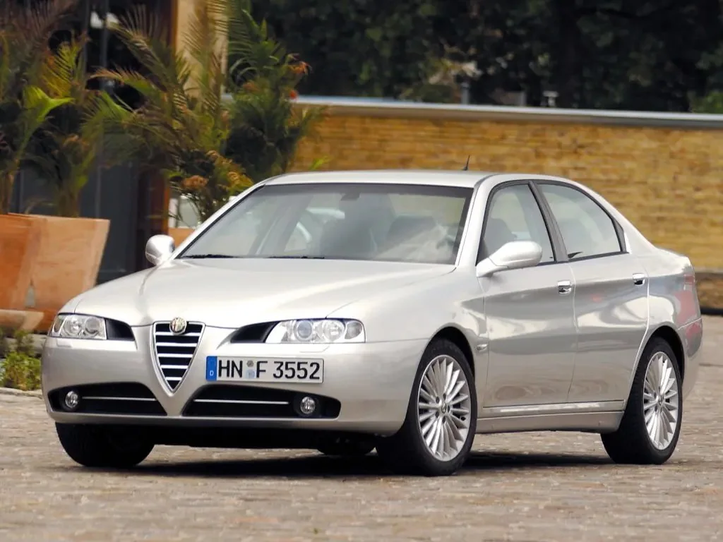 Фото Alfa Romeo 166 (2003) — внешний вид, фото 4. Общий вид машины снаружи Alfa Romeo 166 (2003) — внешний вид, фото 4