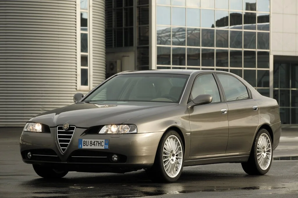 Фото Alfa Romeo 166 (2003) — внешний вид, фото 5. Кузов снаружи: пропорции и линии Alfa Romeo 166 (2003) — внешний вид, фото 5