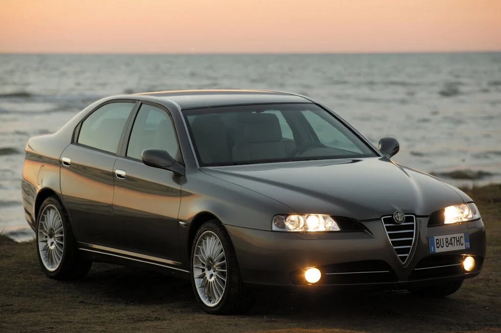 Фото Alfa Romeo 166 (2003) — внешний вид, фото 6. Общий вид машины снаружи Alfa Romeo 166 (2003) — внешний вид, фото 6