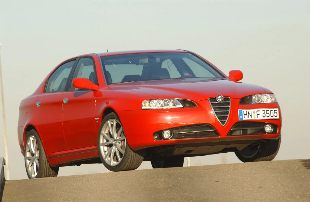 Фото Alfa Romeo 166 (2003) — внешний вид, фото 7. Кузов снаружи: пропорции и линии Alfa Romeo 166 (2003) — внешний вид, фото 7