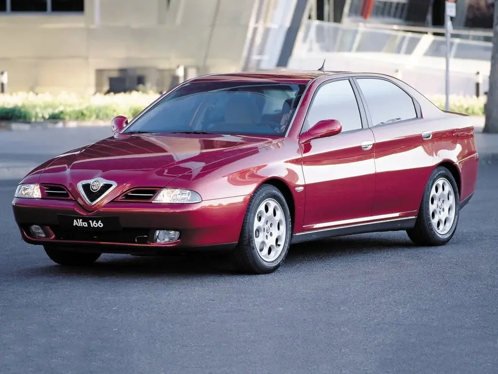 Фото Alfa Romeo 166 (2003) — внешний вид, фото 8. Общий вид машины снаружи Alfa Romeo 166 (2003) — внешний вид, фото 8