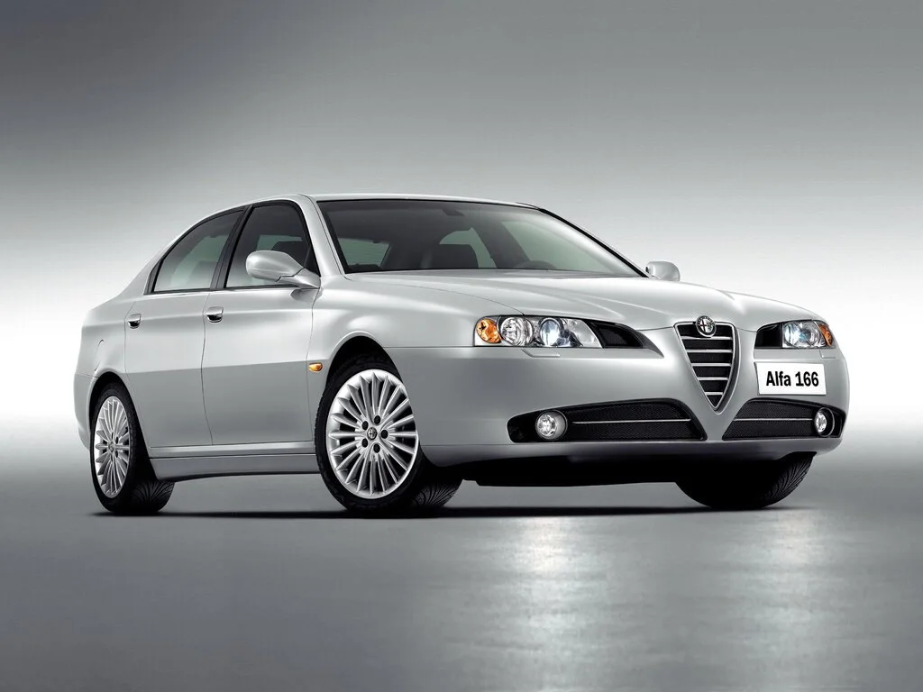 Фото Alfa Romeo 166 (2003) — вид спереди, фото 3. Три четверти спереди: видно и «лицо», и профиль разом Alfa Romeo 166 (2003) — вид спереди, фото 3
