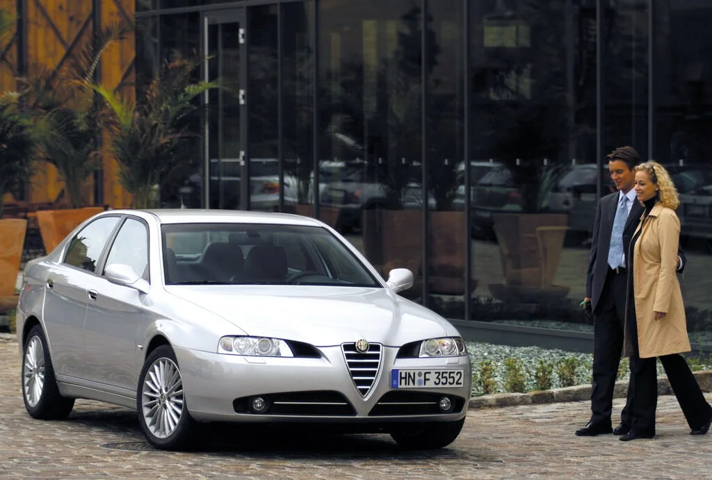 Фото Alfa Romeo 166 (2003) — вид спереди, фото 4. Анфас: решётка, форма фар и бампер — по ним модель и узнают на дороге Alfa Romeo 166 (2003) — вид спереди, фото 4