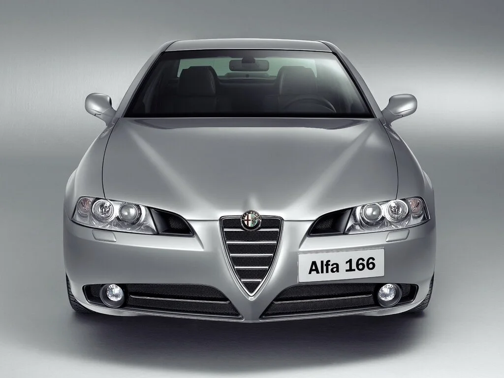 Фото Alfa Romeo 166 (2003) — вид спереди, фото 5. Передняя часть крупно: рисунок ходовых огней и воздухозаборники Alfa Romeo 166 (2003) — вид спереди, фото 5