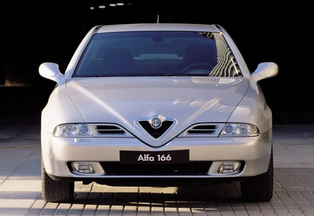 Фото Alfa Romeo 166 (2003) — вид спереди, фото 6. Три четверти спереди: видно и «лицо», и профиль разом Alfa Romeo 166 (2003) — вид спереди, фото 6