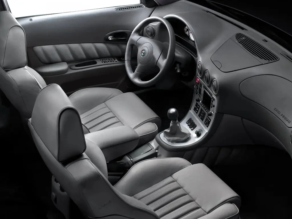 Фото Alfa Romeo 166 (2003) — интерьер. Общий план салона: панель, консоль и передние кресла Alfa Romeo 166 (2003) — интерьер