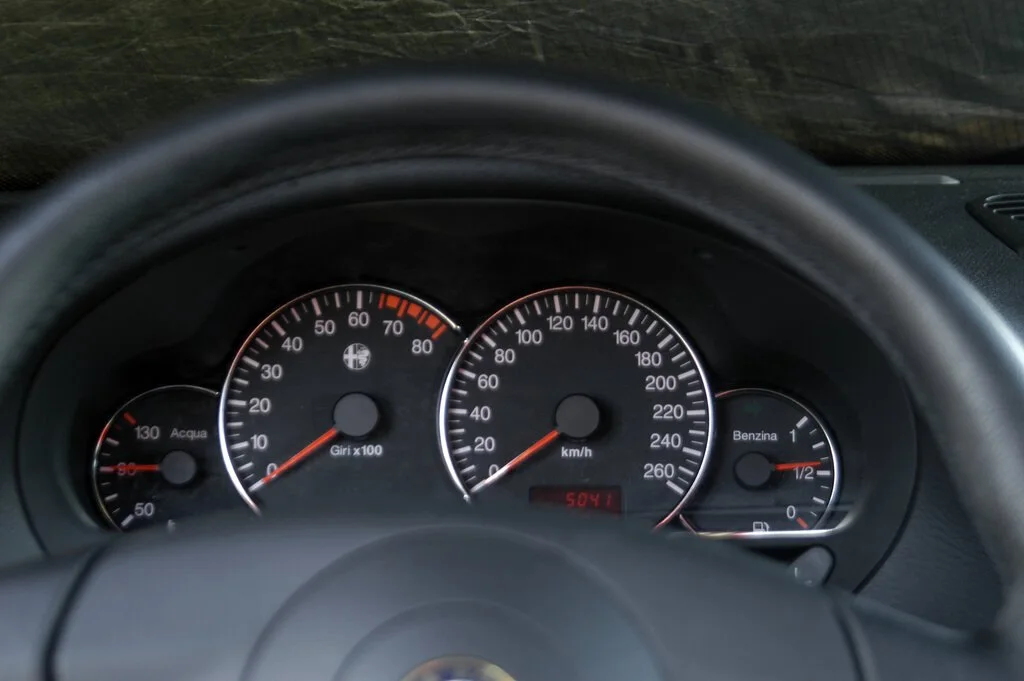 Фото Alfa Romeo 166 (2003) — интерьер, фото 3. Обзор салона: отделка, стыки панелей и рабочее место водителя Alfa Romeo 166 (2003) — интерьер, фото 3