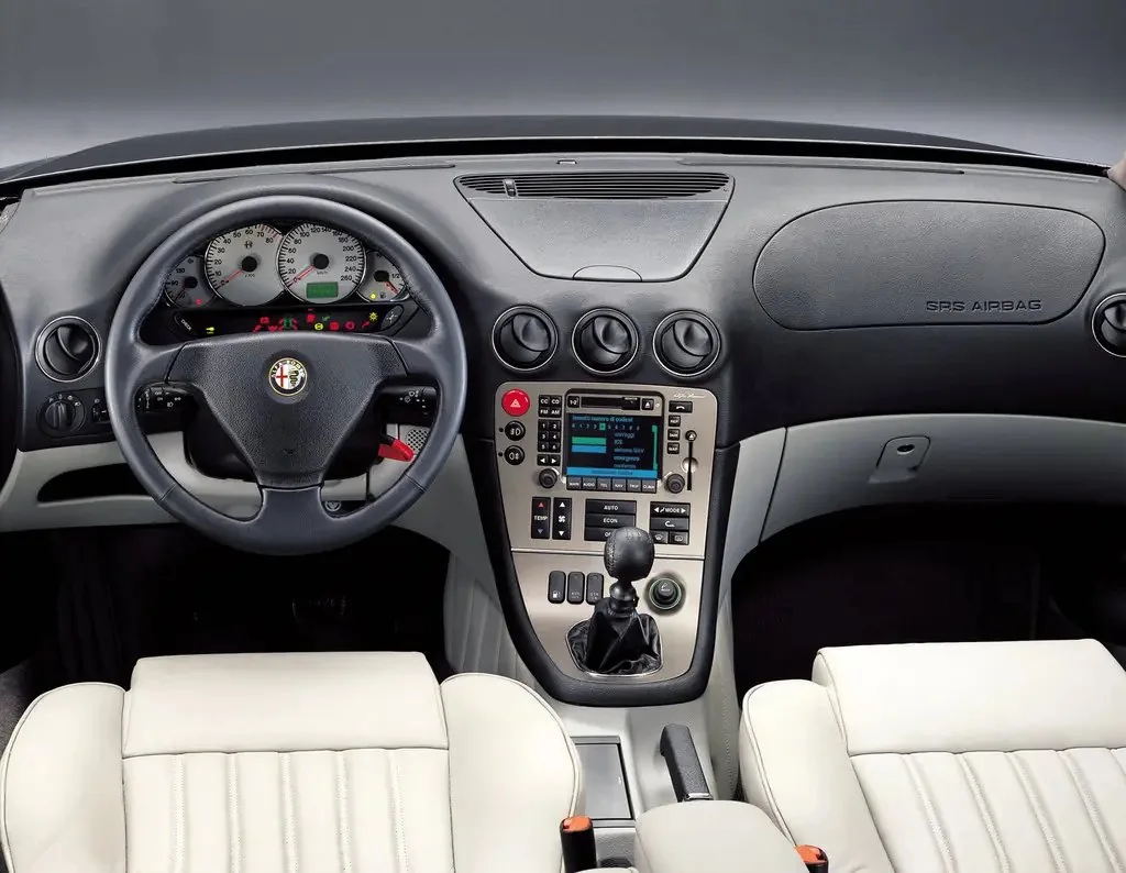 Фото Alfa Romeo 166 (2003) — интерьер, фото 4. Общий план салона: панель, консоль и передние кресла Alfa Romeo 166 (2003) — интерьер, фото 4