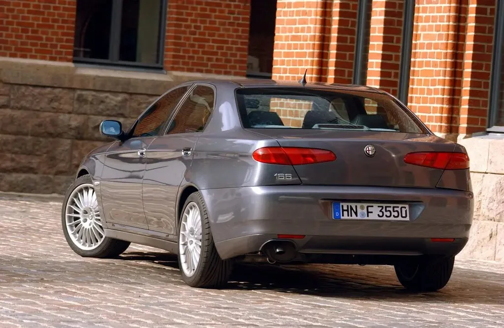 Фото Alfa Romeo 166 (2003) — вид сзади, фото 2. Задняя часть крупно: ширина кормы и выпускная система Alfa Romeo 166 (2003) — вид сзади, фото 2