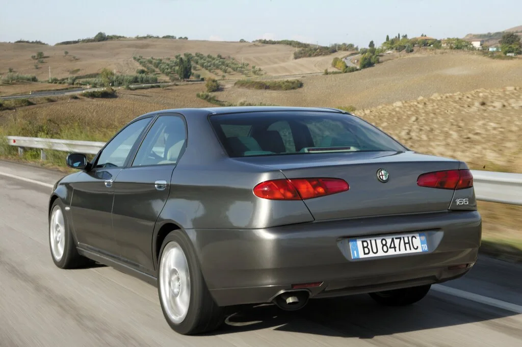 Фото Alfa Romeo 166 (2003) — вид сзади, фото 4. Корма: рисунок фонарей, бампер и оформление пятой двери Alfa Romeo 166 (2003) — вид сзади, фото 4