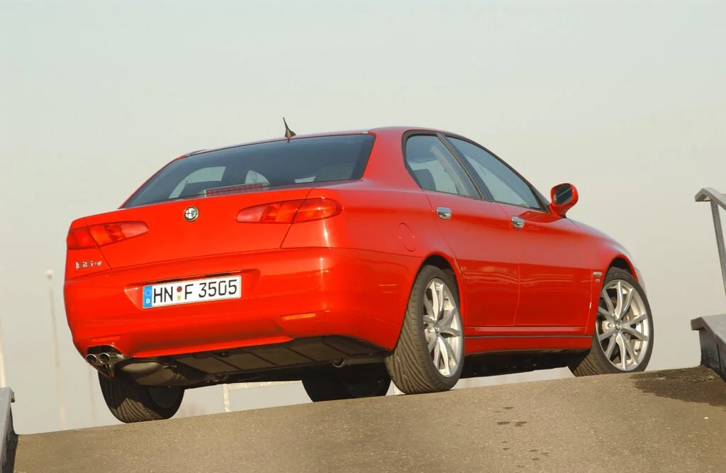 Фото Alfa Romeo 166 (2003) — вид сзади, фото 5. Задняя часть крупно: ширина кормы и выпускная система Alfa Romeo 166 (2003) — вид сзади, фото 5
