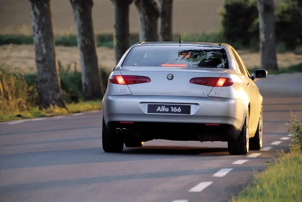 Фото Alfa Romeo 166 (2003) — вид сзади, фото 6. Сзади-сбоку: свес кормы и стойка пятой двери Alfa Romeo 166 (2003) — вид сзади, фото 6