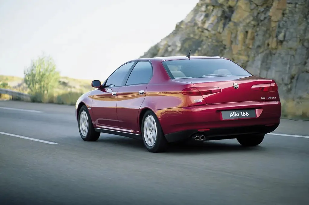 Фото Alfa Romeo 166 (2003) — вид сзади, фото 7. Корма: рисунок фонарей, бампер и оформление пятой двери Alfa Romeo 166 (2003) — вид сзади, фото 7