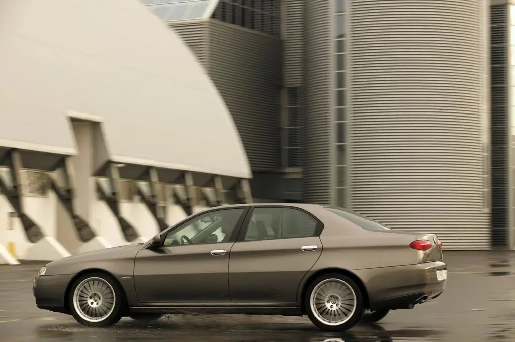Фото Alfa Romeo 166 (2003) — вид сбоку. Профиль: длина кузова, линия крыши и посадка на колёсах Alfa Romeo 166 (2003) — вид сбоку