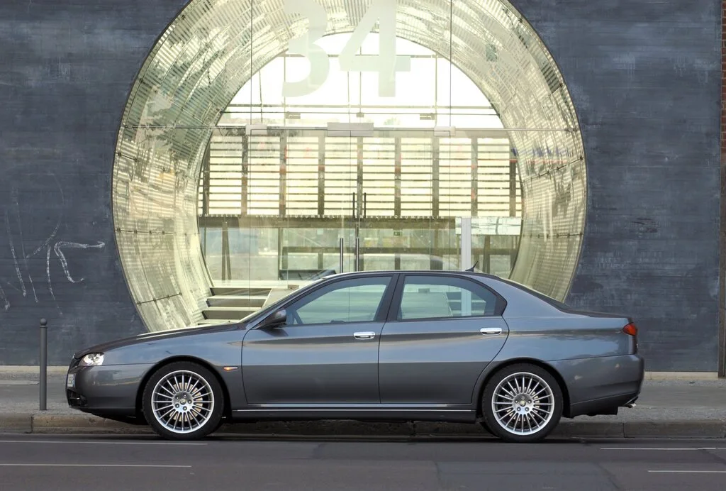 Фото Alfa Romeo 166 (2003) — вид сбоку, фото 2. Вид сбоку целиком: колёсная база и размер арок Alfa Romeo 166 (2003) — вид сбоку, фото 2